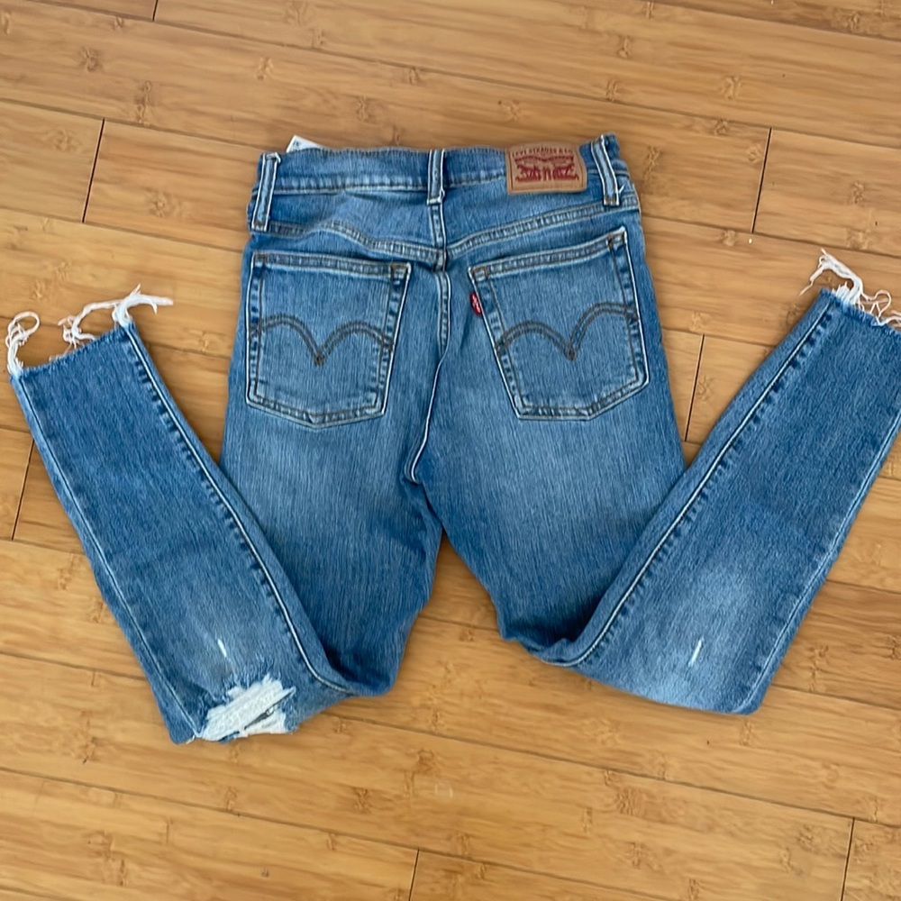 Levi’s Wedgie Skinny Jeans size 24 / 0 — super cute great condition!